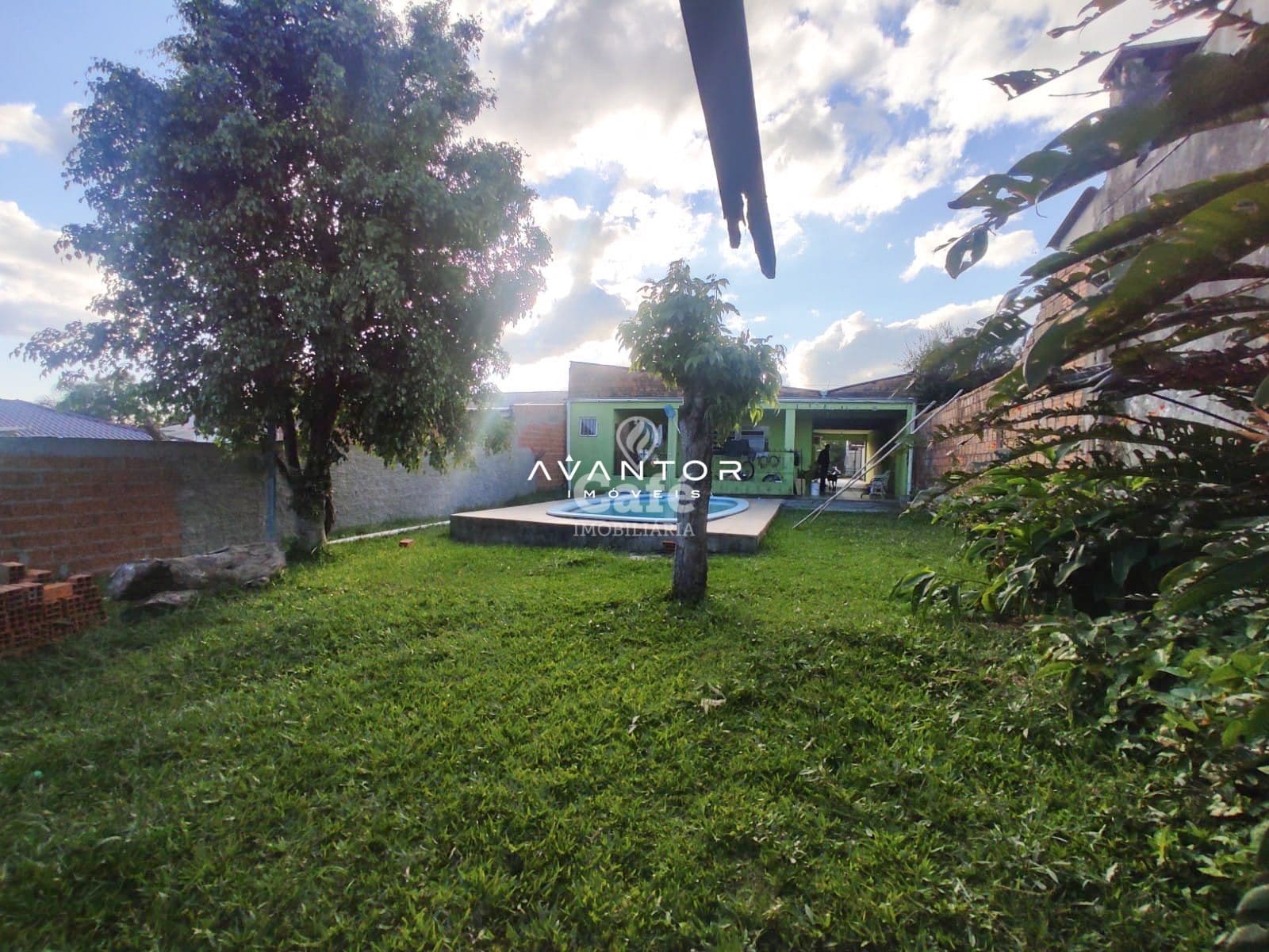Casa com 03 dormitórios em bairro tranquilo possui piscina e vaga para 03 veículos — Casa com 3 quartos à venda em Pinheiro Machado, Santa Maria/RS