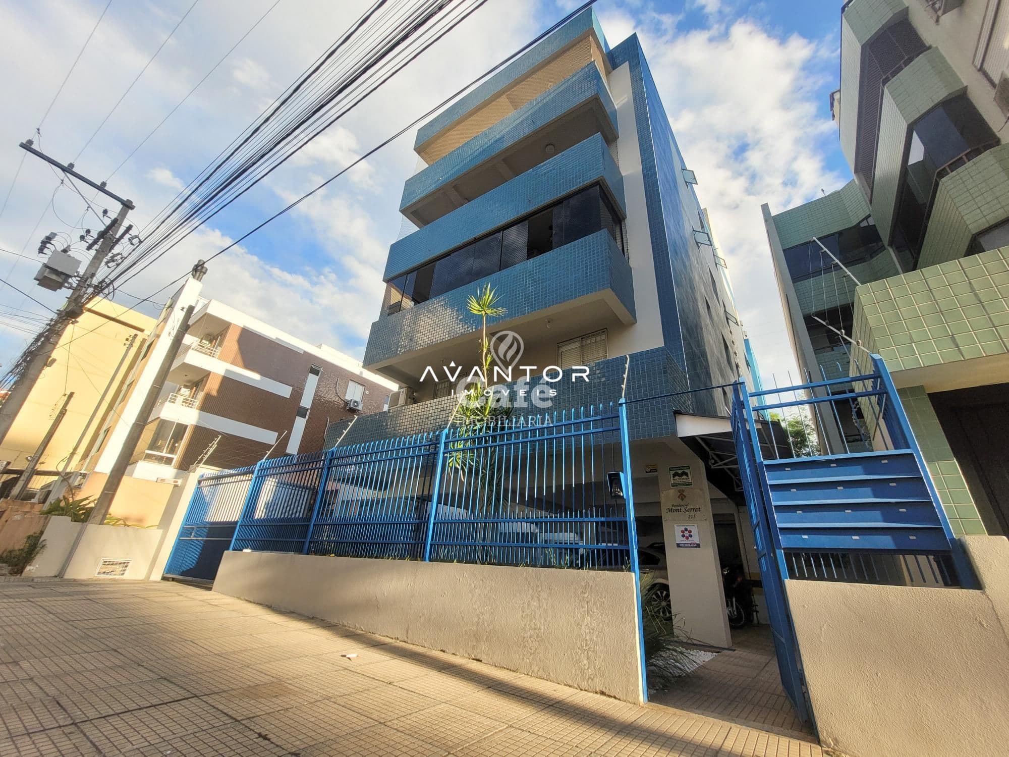 Fachada do prédio com portão azul — Apartamento com 2 quartos à venda em Nossa Senhora de Fátima, Santa Maria/RS