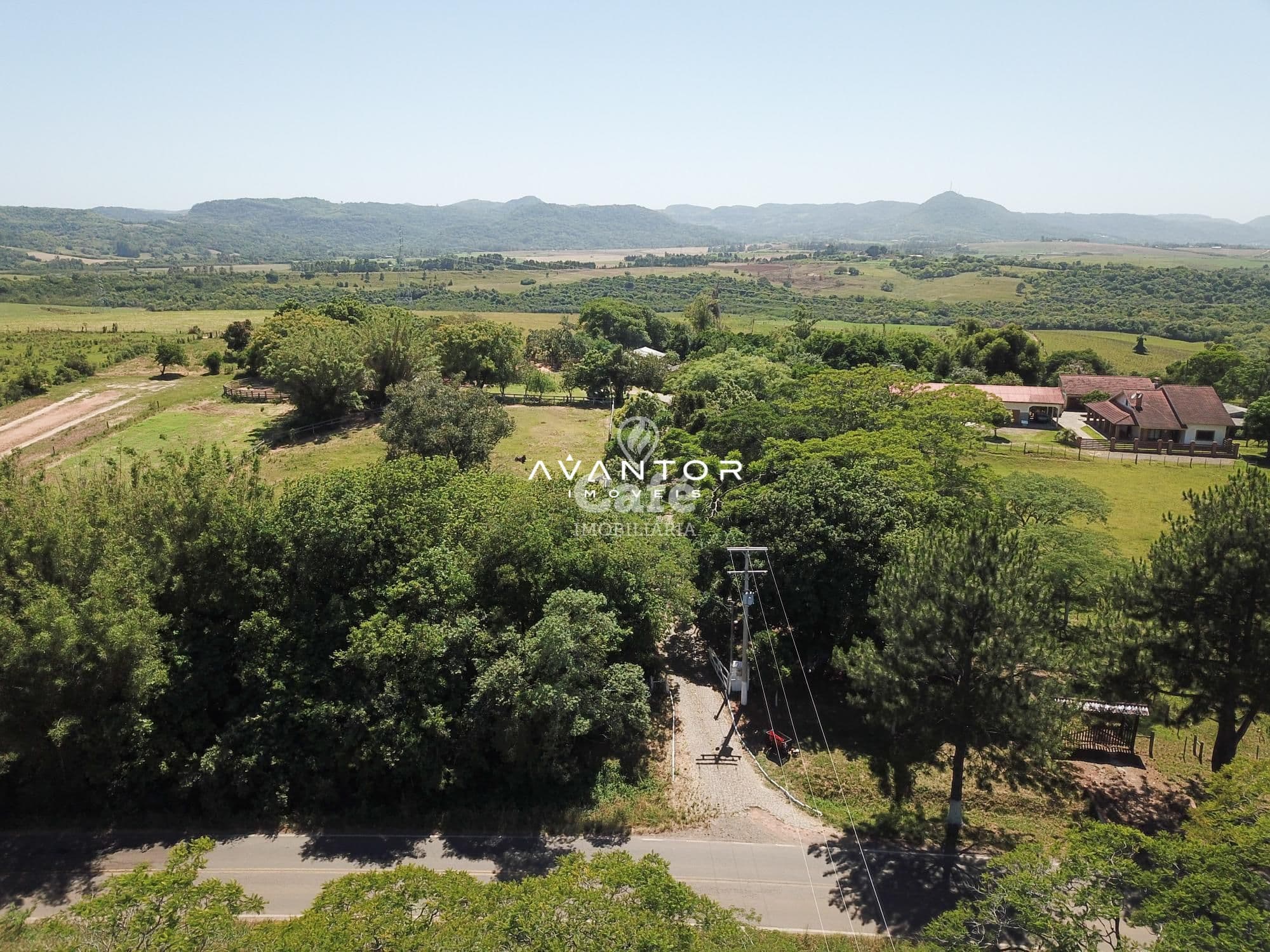Vista aérea do terreno com rio e montanhas — Chácara com 2 quartos à venda em Boca do Monte, Santa Maria/RS
