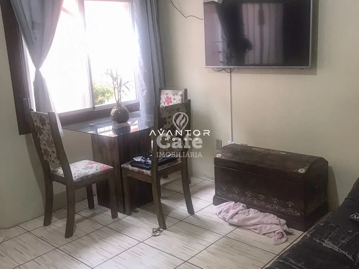 Sala de estar com janela e TV — Apartamento com 3 quartos à venda em Pinheiro Machado, Santa Maria/RS