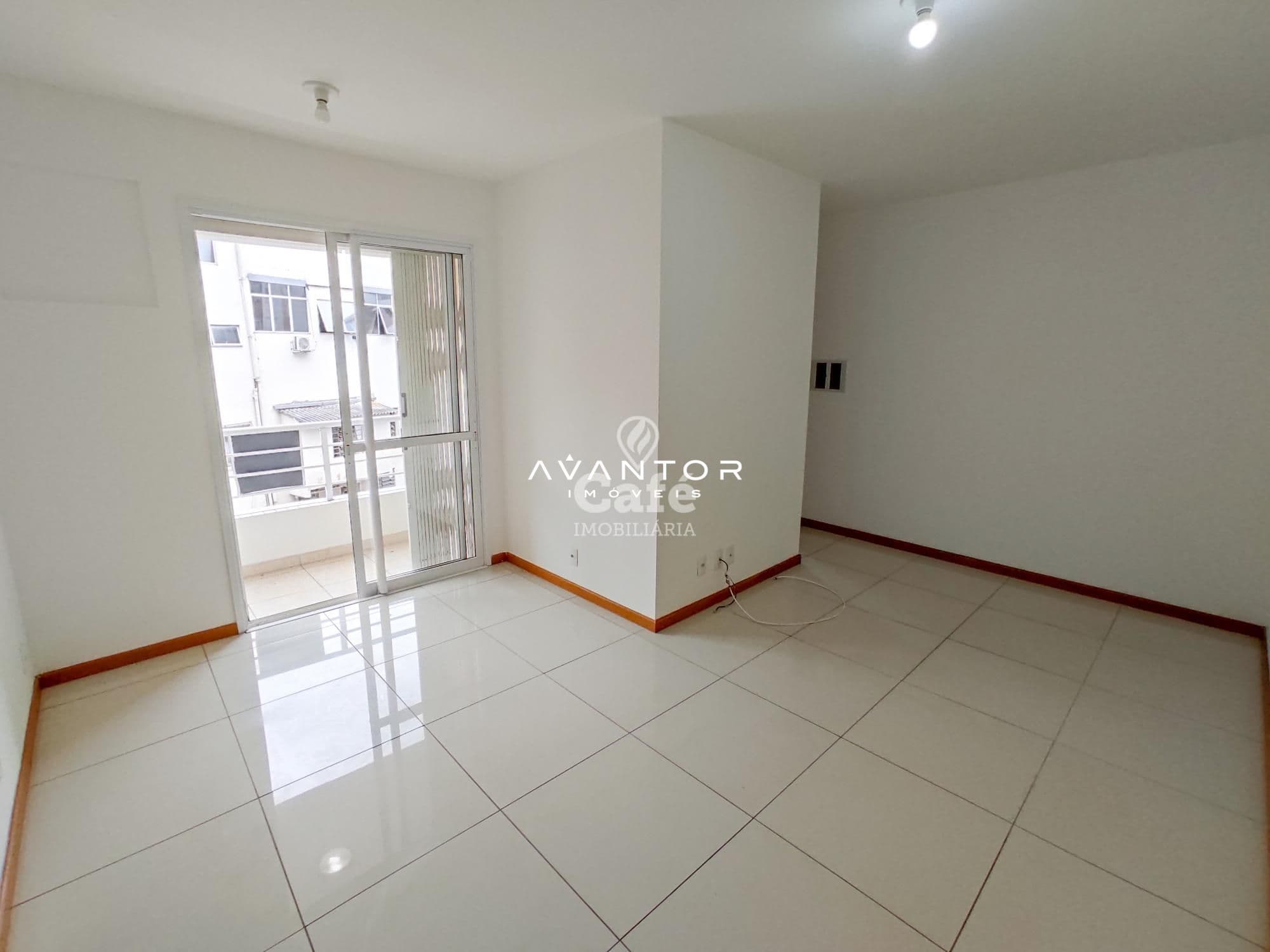 Sala com sacada e piso em porcelanato — Apartamento com 1 quarto à venda em Nossa Senhora do Rosário, Santa Maria/RS