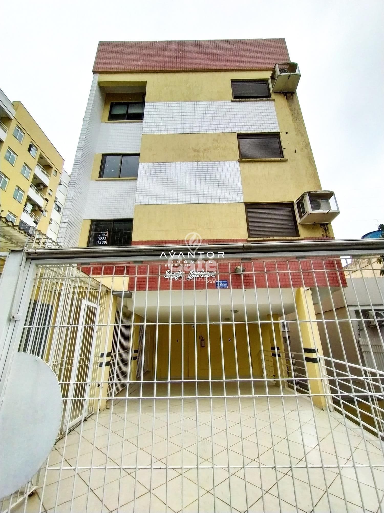 Fachada do prédio com garagem — Apartamento com 1 quarto à venda em Nossa Senhora do Rosário, Santa Maria/RS