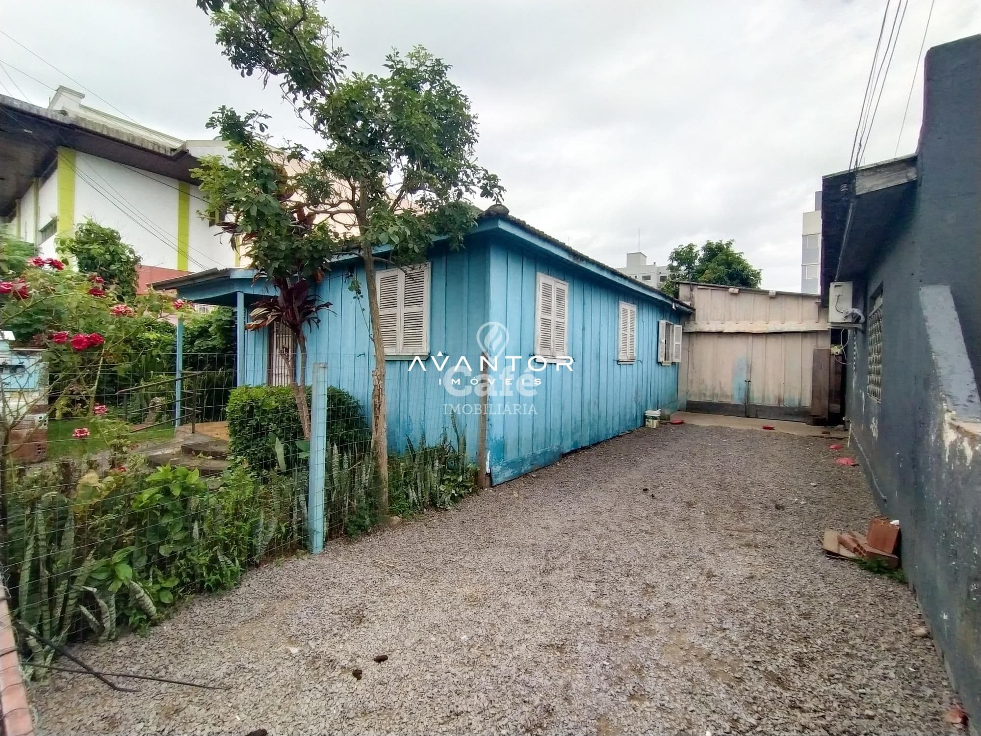 Fachada da casa com pátio frontal — Terreno à venda em Duque de Caxias, Santa Maria/RS