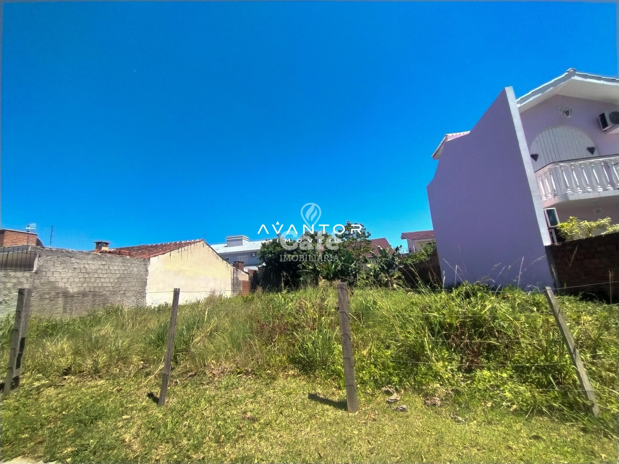 Terreno com casarões ao fundo — Terreno à venda em Camobi, Santa Maria/RS