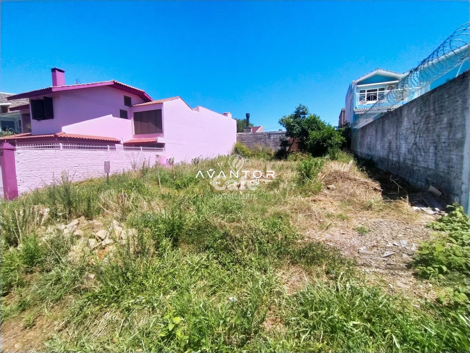 Terreno com construções vizinhas — Terreno à venda em Camobi, Santa Maria/RS