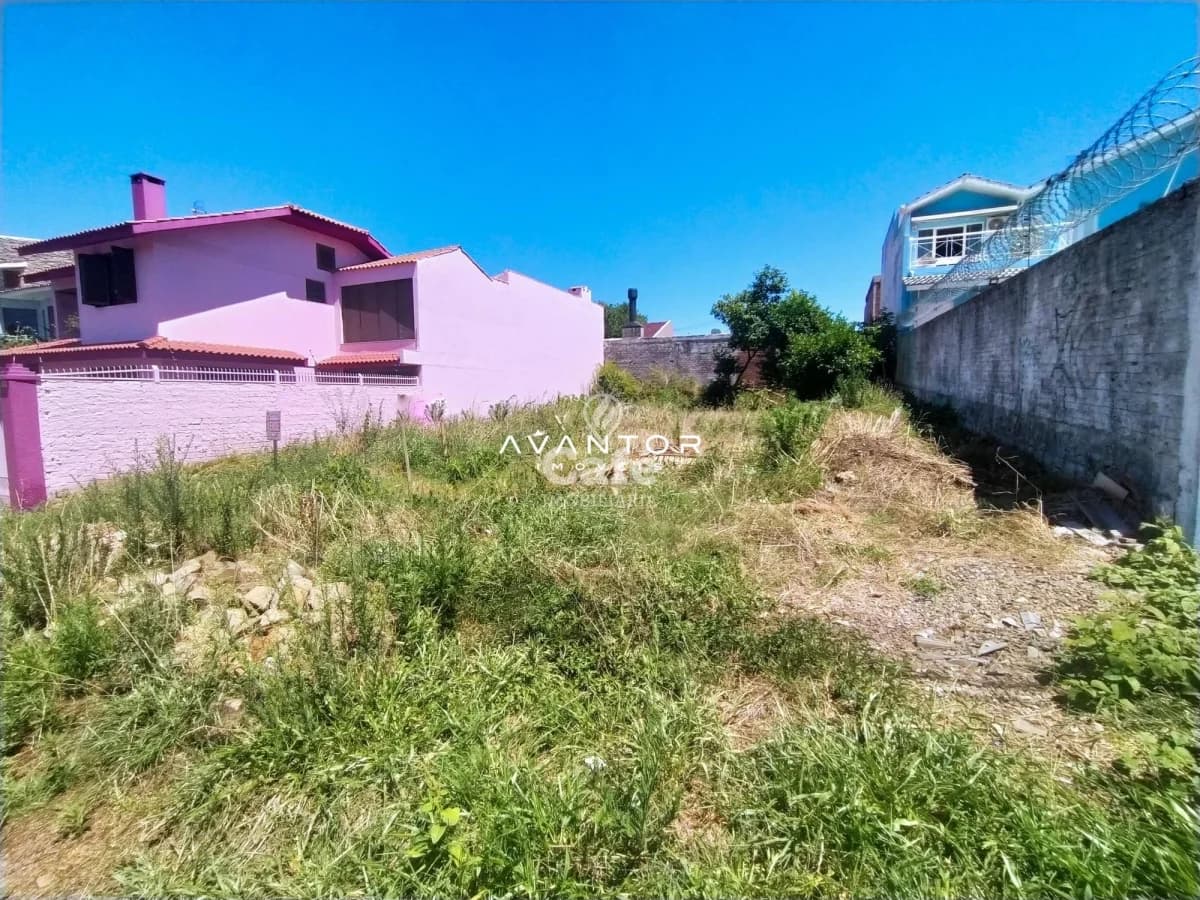 Terreno com construções vizinhas — Terreno à venda em Camobi, Santa Maria/RS