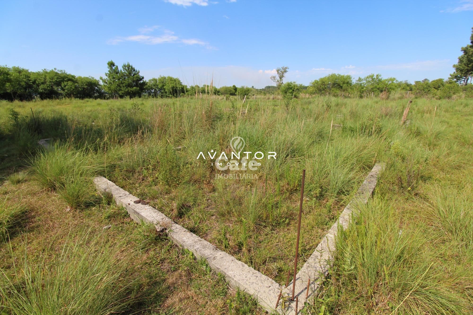 EXCELENTE TERRENO COM 1400M² DE ÁREA , PRONTO PARA CONSTRUIR — Terreno à venda em Jardim Berleze, Santa Maria/RS