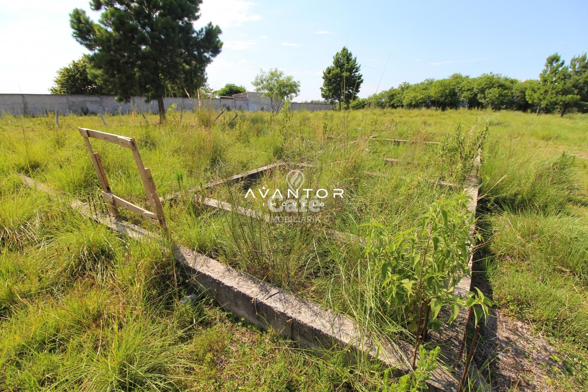 EXCELENTE TERRENO COM 1400M² DE ÁREA , PRONTO PARA CONSTRUIR — Terreno à venda em Jardim Berleze, Santa Maria/RS
