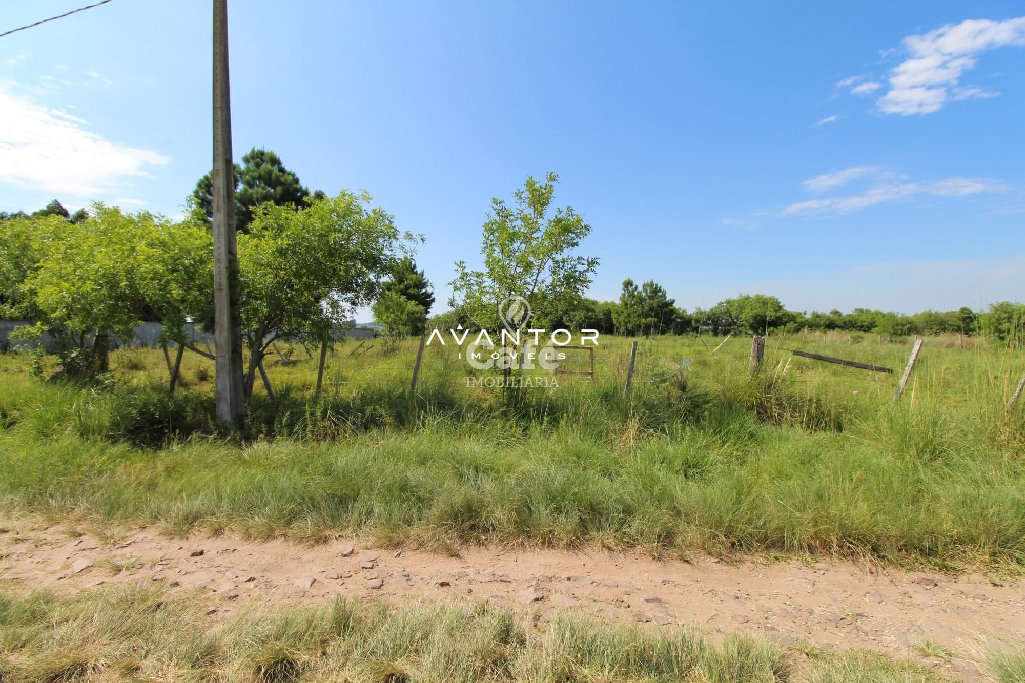 EXCELENTE TERRENO COM 1400M² DE ÁREA , PRONTO PARA CONSTRUIR — Terreno à venda em Jardim Berleze, Santa Maria/RS