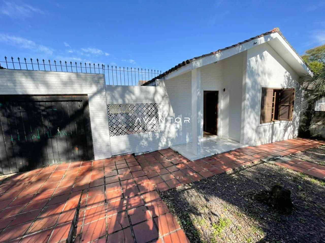 Fachada da casa com patio e garagem — Casa com 2 quartos à venda em Patronato, Santa Maria/RS