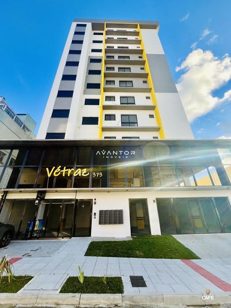 Fachada do prédio com térreo comercial — Apartamento com 2 quartos à venda em Nossa Senhora do Rosário, Santa Maria/RS