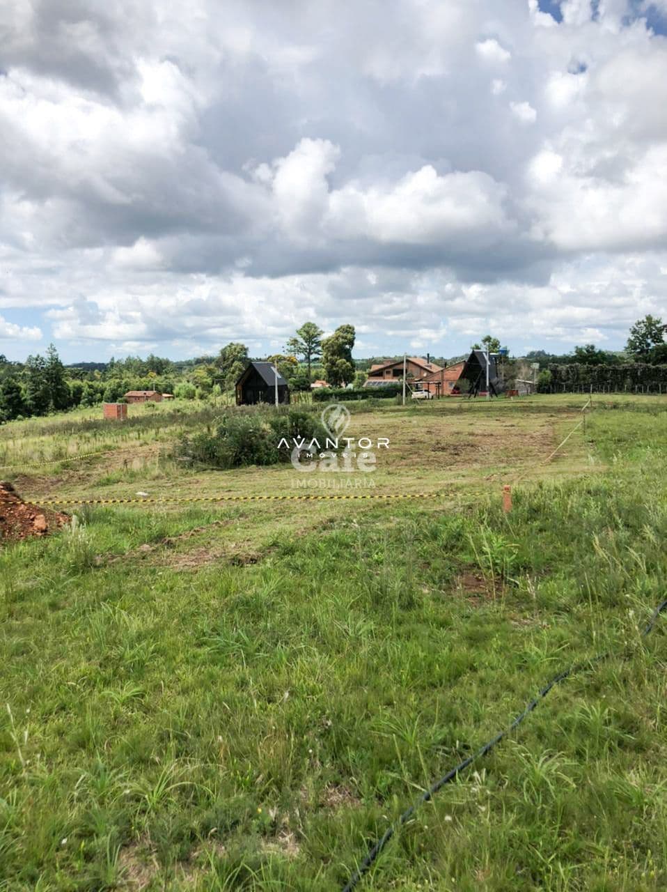 Terreno com construções ao fundo — Terreno à venda no Jardim da Serra, em Parque Serrano I, Itaara/RS