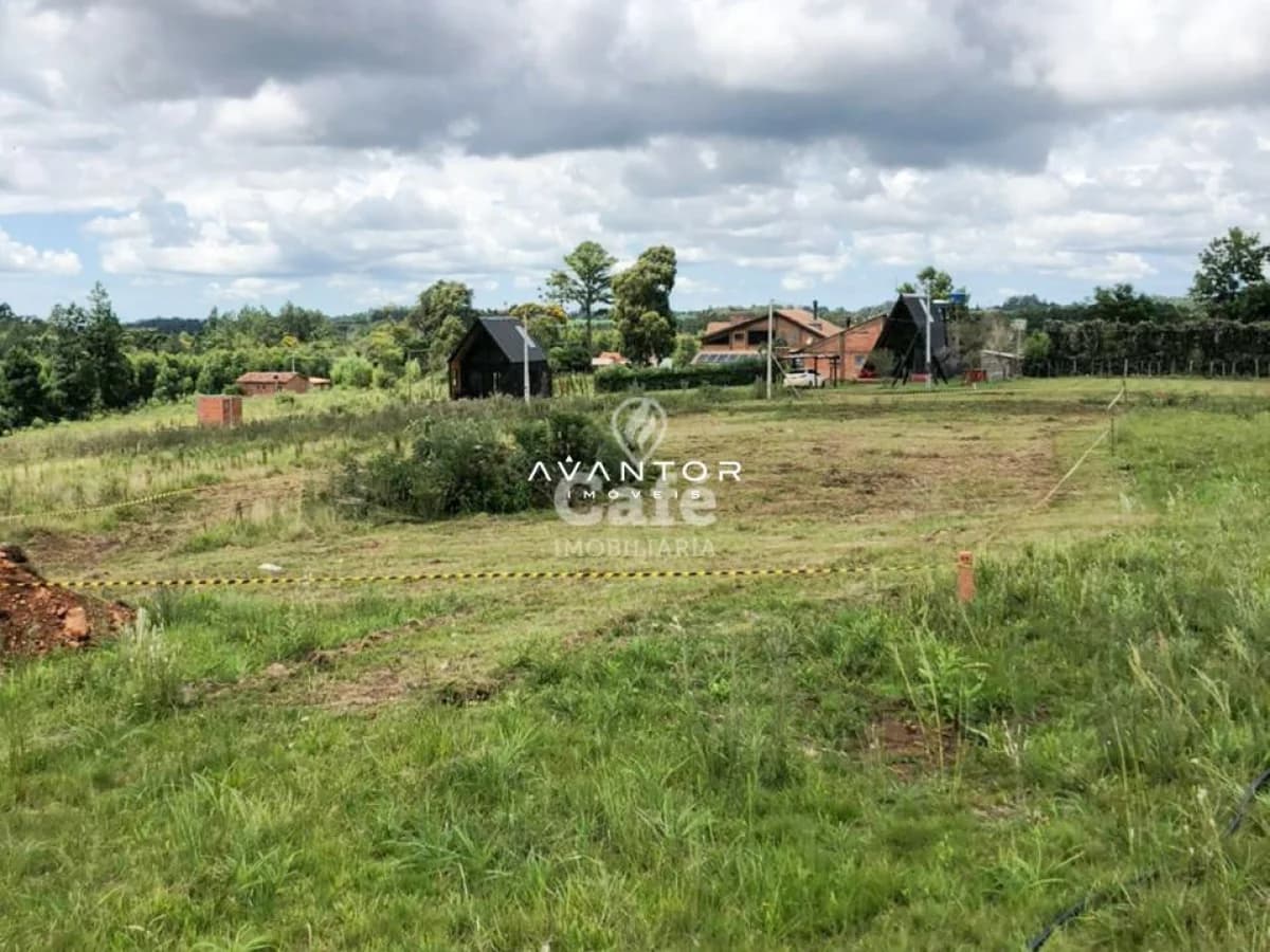 Terreno com construções ao fundo — Terreno à venda no Jardim da Serra, em Parque Serrano I, Itaara/RS