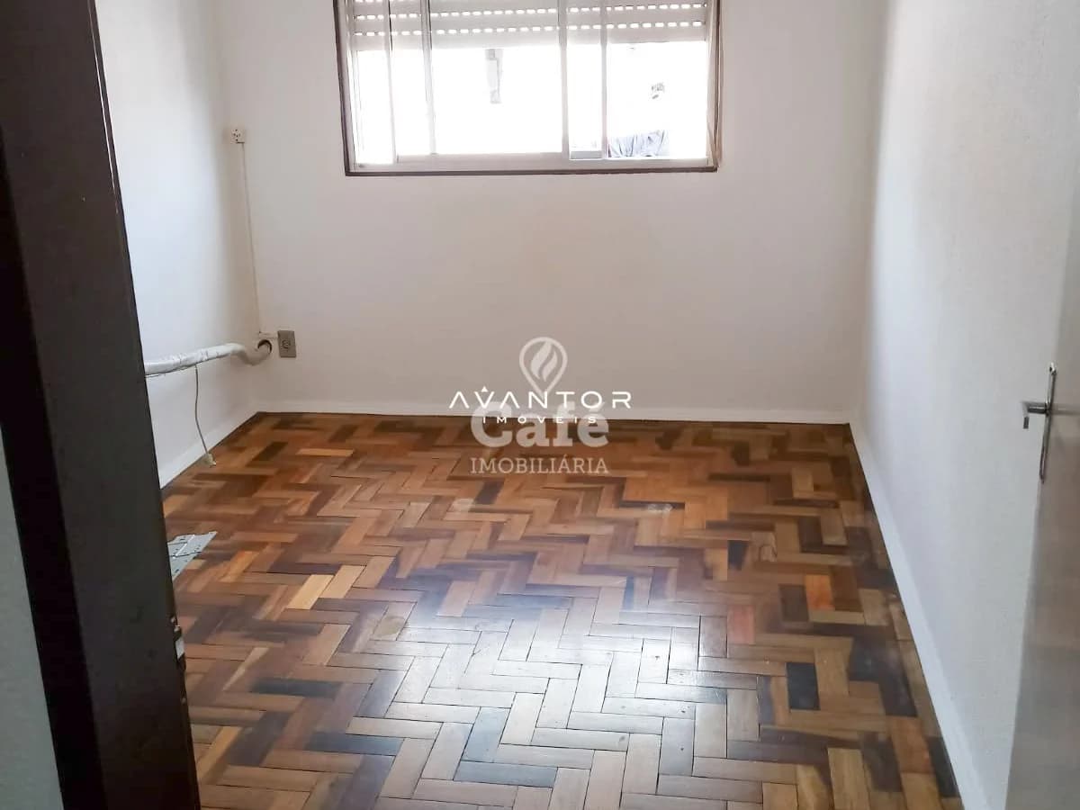 Dormitório com piso em madeira — Apartamento com 2 quartos à venda em Nonoai, Santa Maria/RS