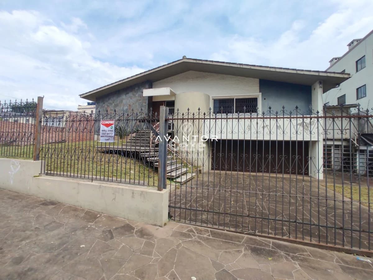 Fachada da casa com portão e sacada — Terreno à venda em Nossa Senhora do Rosário, Santa Maria/RS