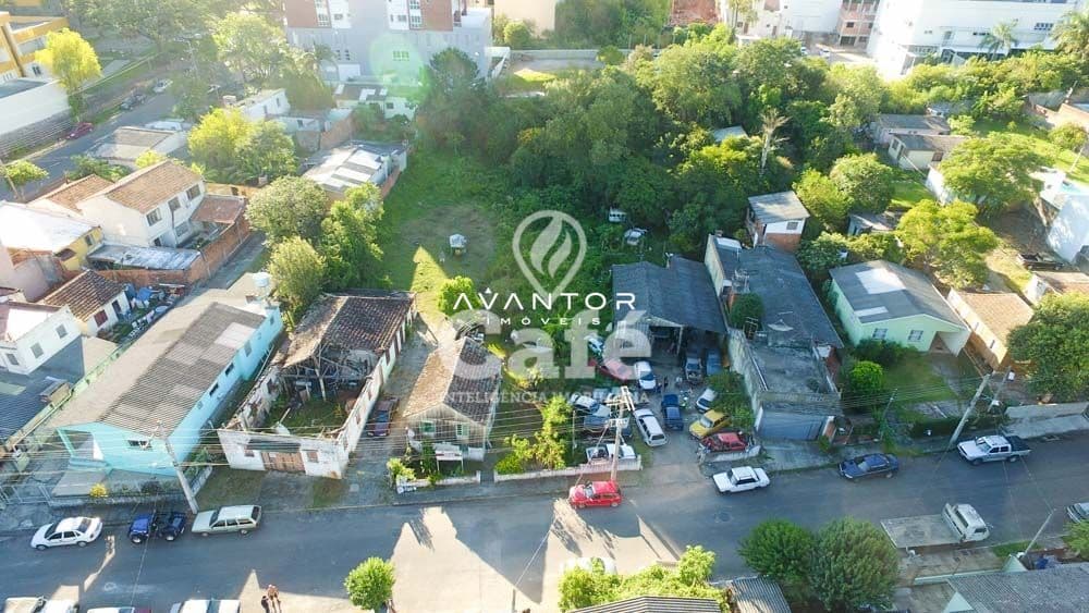 Vista aérea do terreno e entorno — Terreno à venda em Nossa Senhora Medianeira, Santa Maria/RS