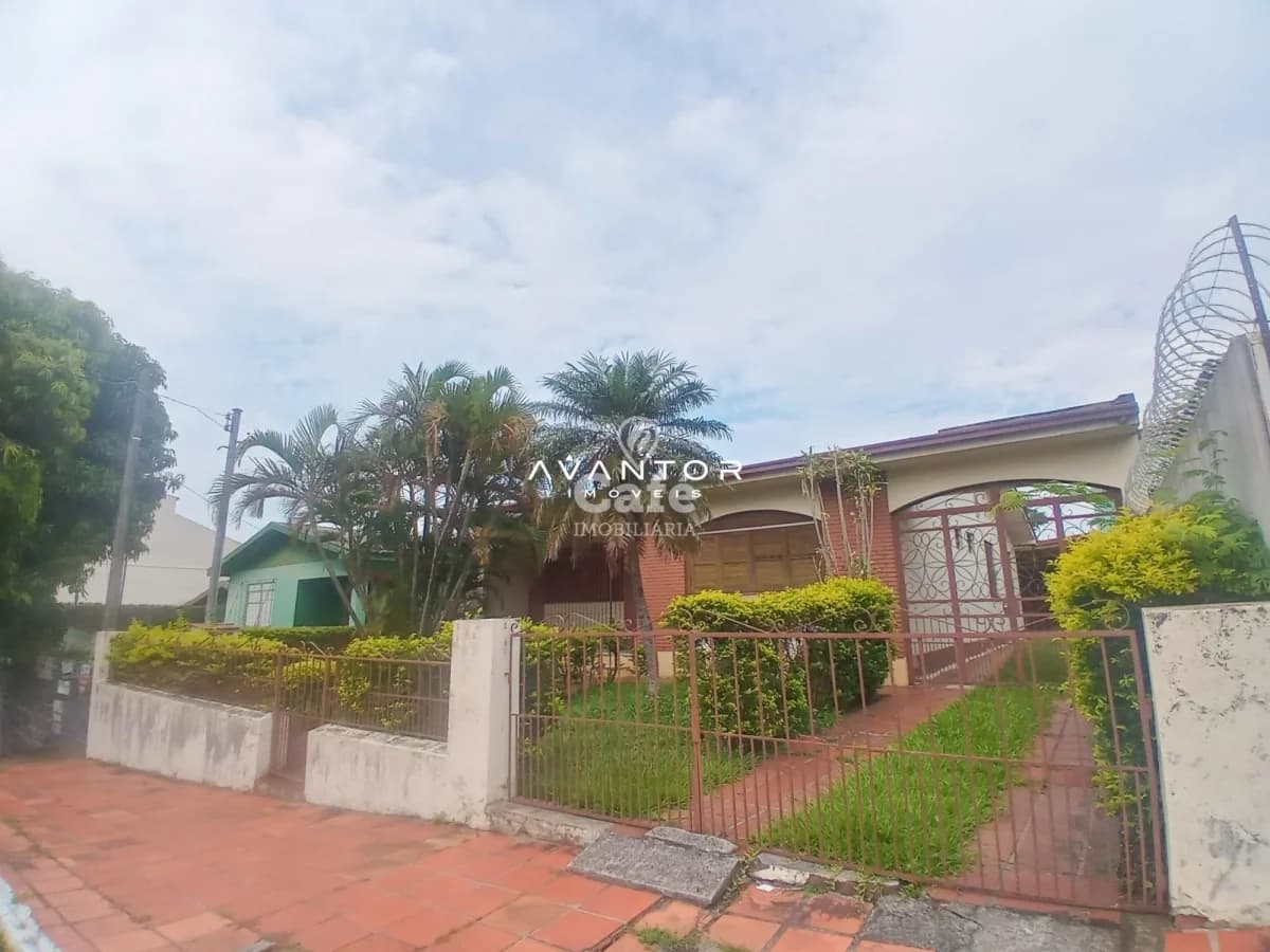 Fachada da casa com portão e jardim — Casa com 3 quartos à venda em Nossa Senhora do Rosário, Santa Maria/RS
