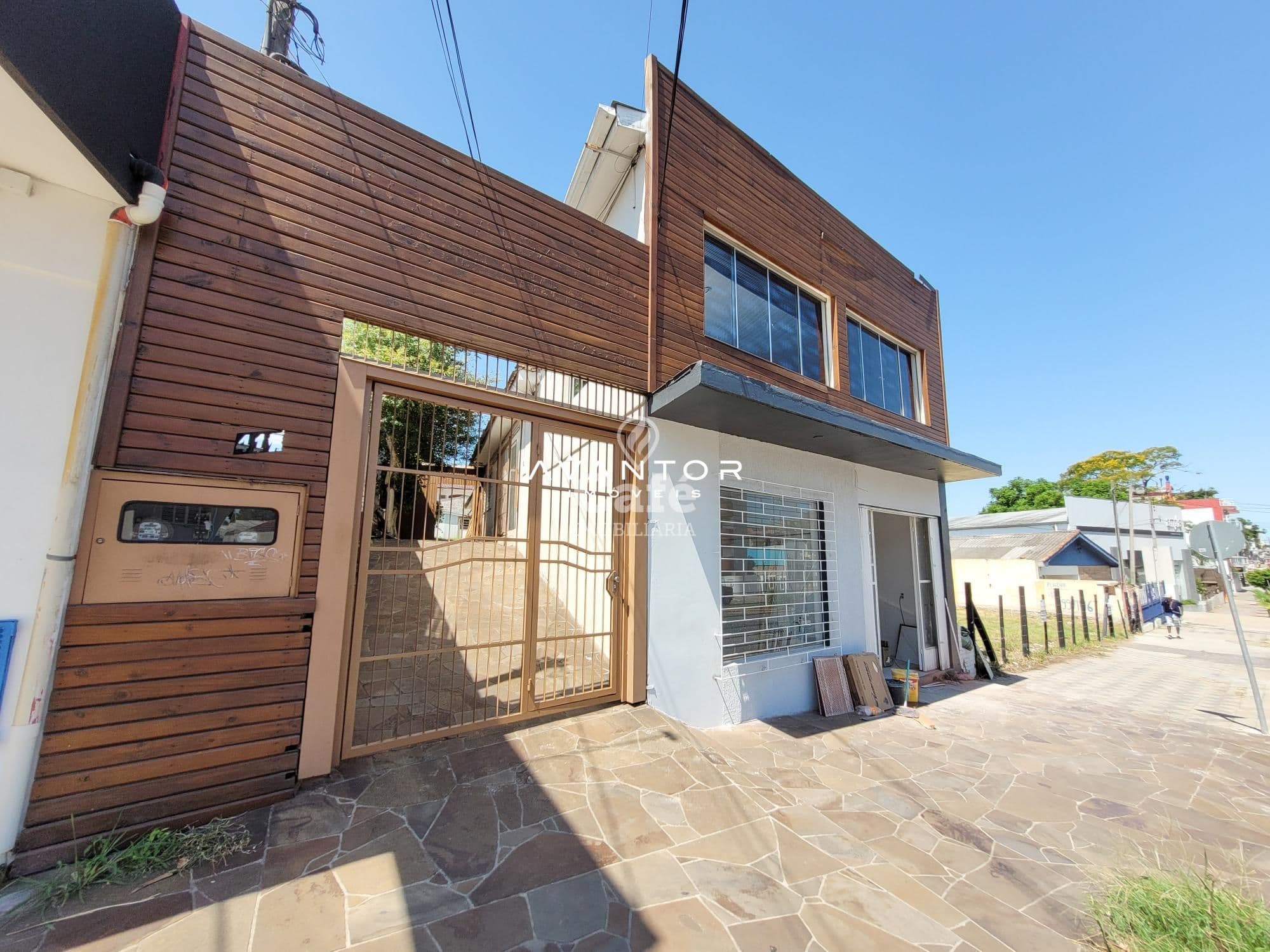 Fachada da casa com garagem — Sala Comercial com 14 salas à venda em Duque de Caxias, Santa Maria/RS