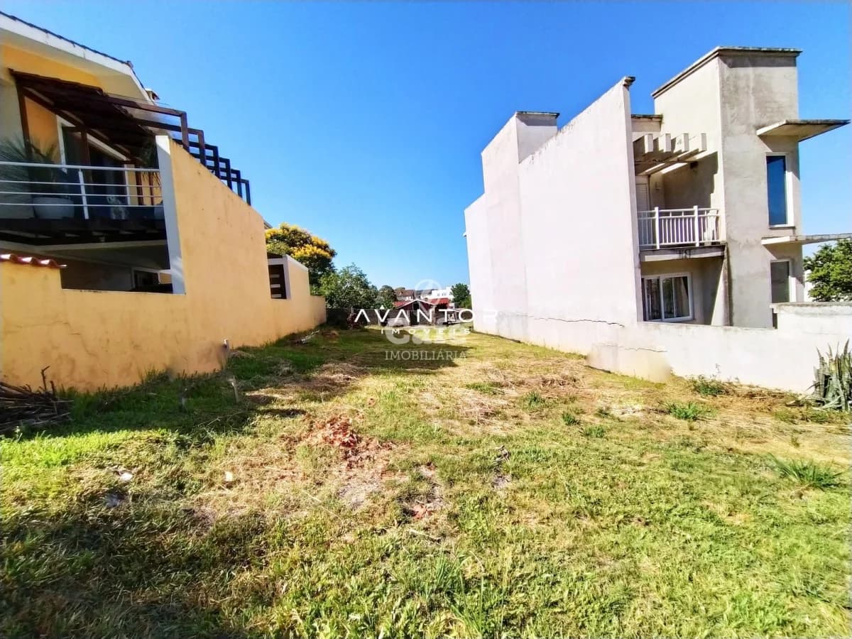 Terreno com casarões ao fundo — Terreno à venda em Nossa Senhora do Perpétuo Socorro, Santa Maria/RS