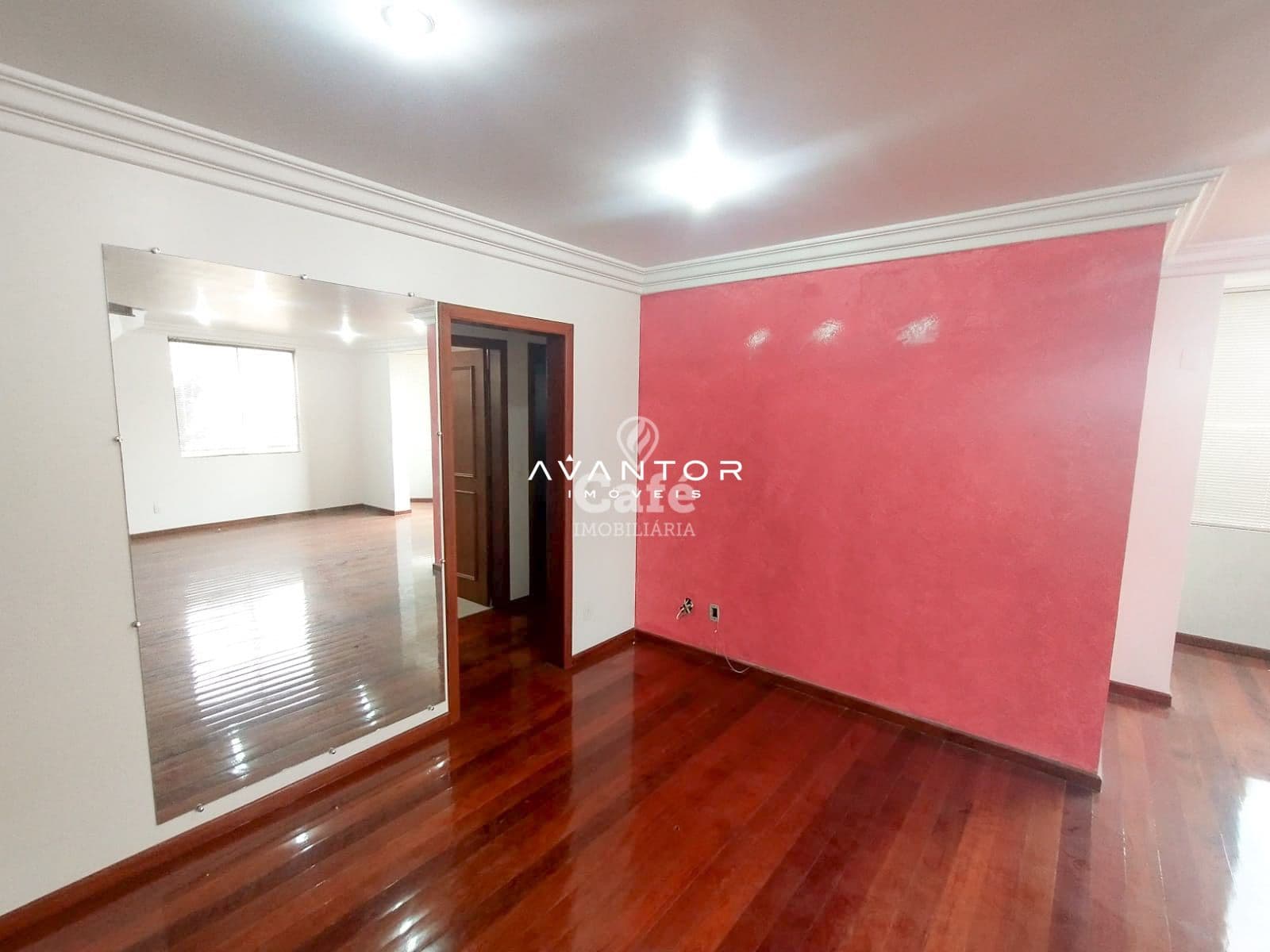 Amplo Duplex com 4 dormitórios, churrasqueira e box de garagem — Cobertura com 4 quartos à venda em Menino Jesus, Santa Maria/RS