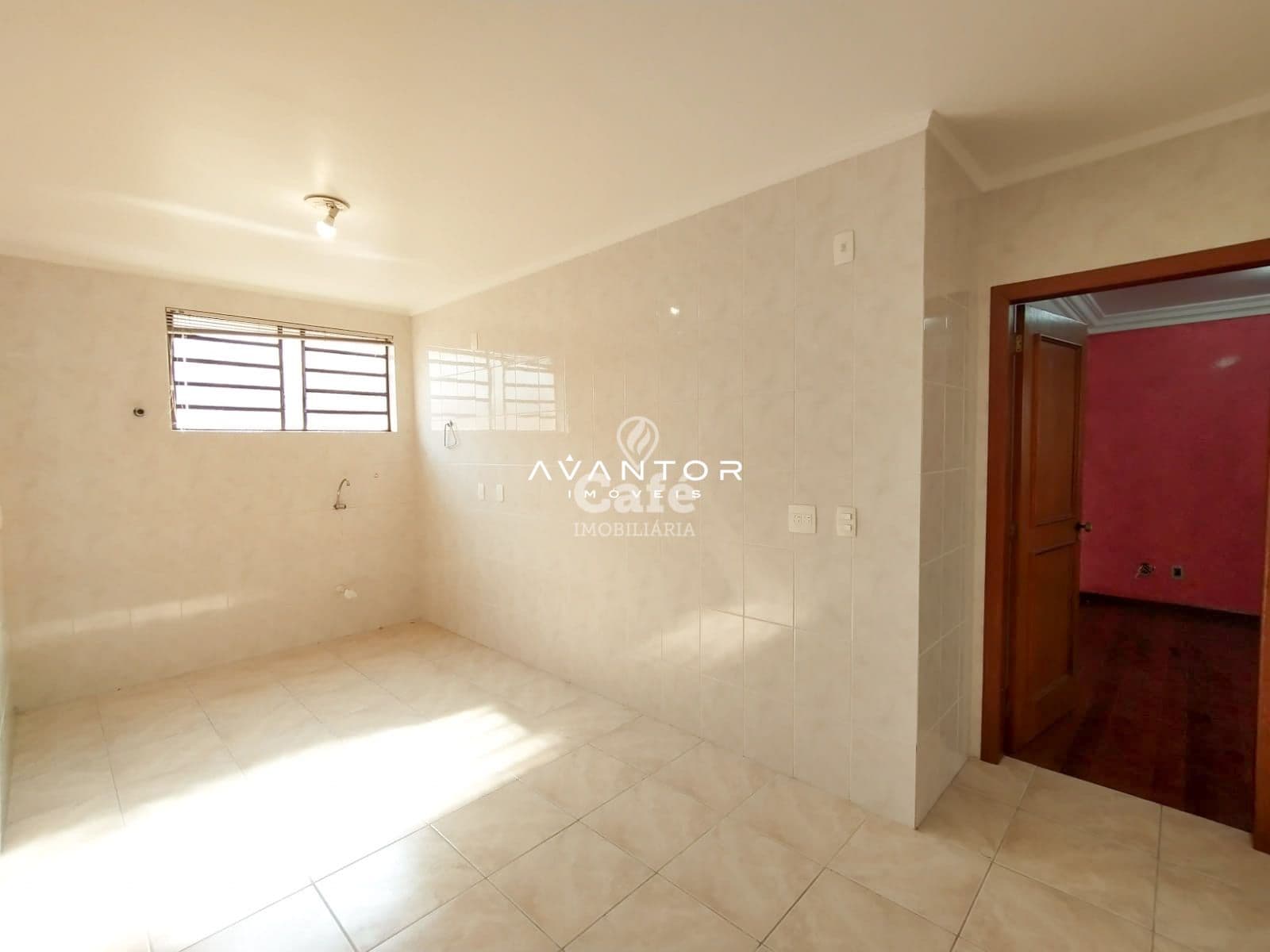 Amplo Duplex com 4 dormitórios, churrasqueira e box de garagem — Cobertura com 4 quartos à venda em Menino Jesus, Santa Maria/RS