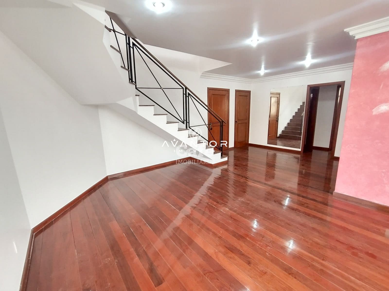 Amplo Duplex com 4 dormitórios, churrasqueira e box de garagem — Cobertura com 4 quartos à venda em Menino Jesus, Santa Maria/RS