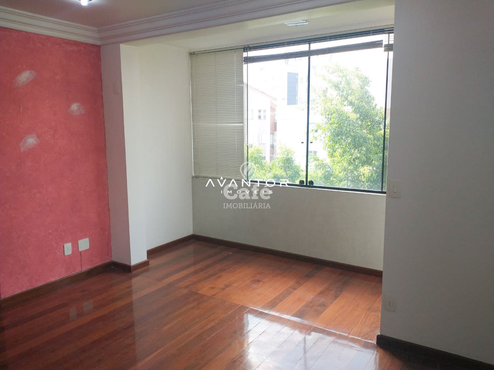 Amplo Duplex com 4 dormitórios, churrasqueira e box de garagem — Cobertura com 4 quartos à venda em Menino Jesus, Santa Maria/RS