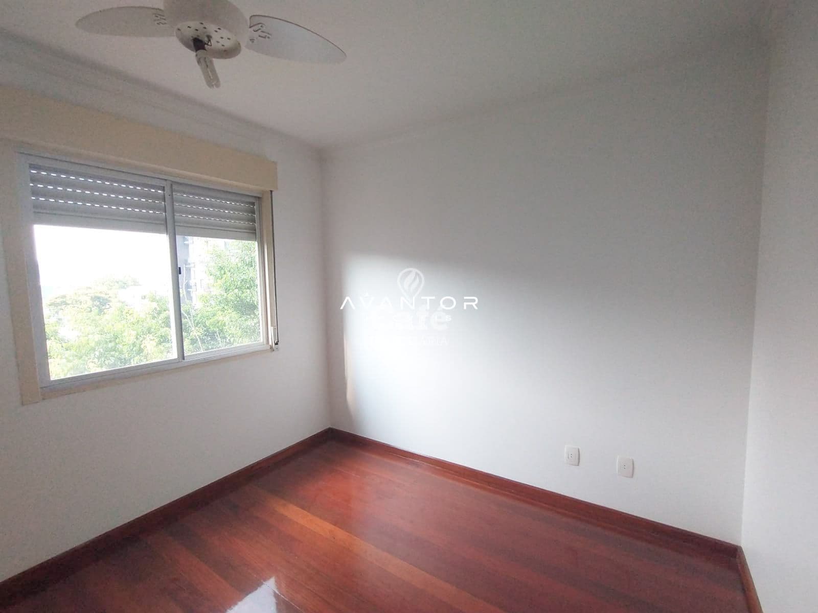 Amplo Duplex com 4 dormitórios, churrasqueira e box de garagem — Cobertura com 4 quartos à venda em Menino Jesus, Santa Maria/RS