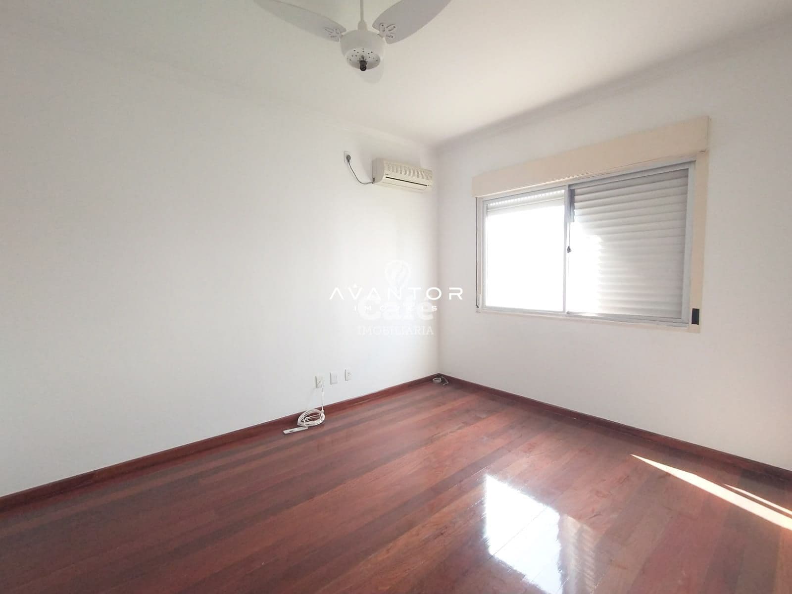 Amplo Duplex com 4 dormitórios, churrasqueira e box de garagem — Cobertura com 4 quartos à venda em Menino Jesus, Santa Maria/RS