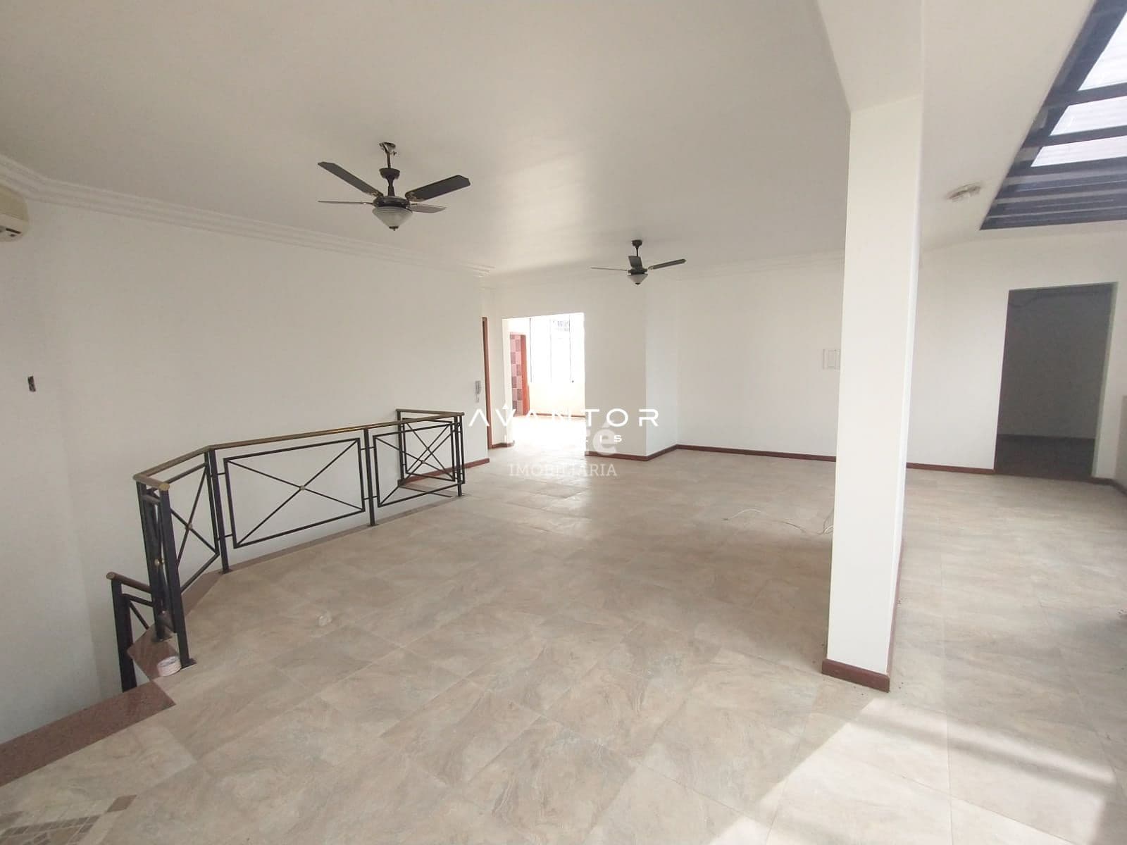 Amplo Duplex com 4 dormitórios, churrasqueira e box de garagem — Cobertura com 4 quartos à venda em Menino Jesus, Santa Maria/RS