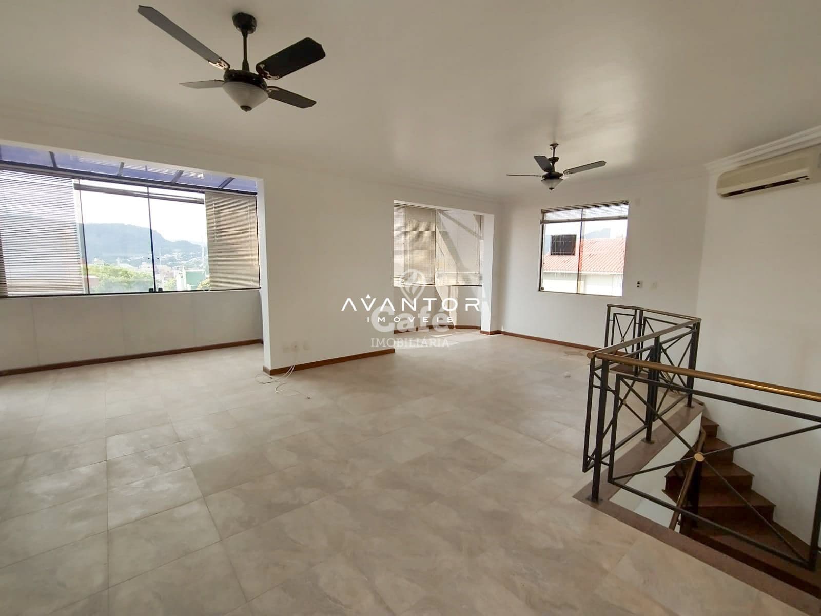 Amplo Duplex com 4 dormitórios, churrasqueira e box de garagem — Cobertura com 4 quartos à venda em Menino Jesus, Santa Maria/RS
