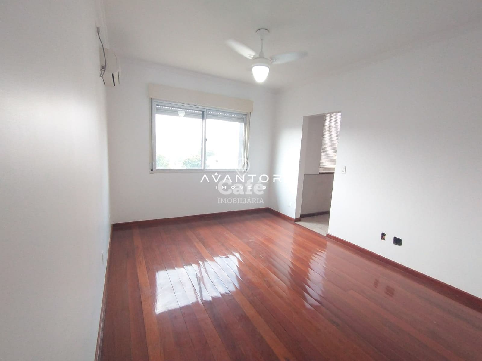 Amplo Duplex com 4 dormitórios, churrasqueira e box de garagem — Cobertura com 4 quartos à venda em Menino Jesus, Santa Maria/RS