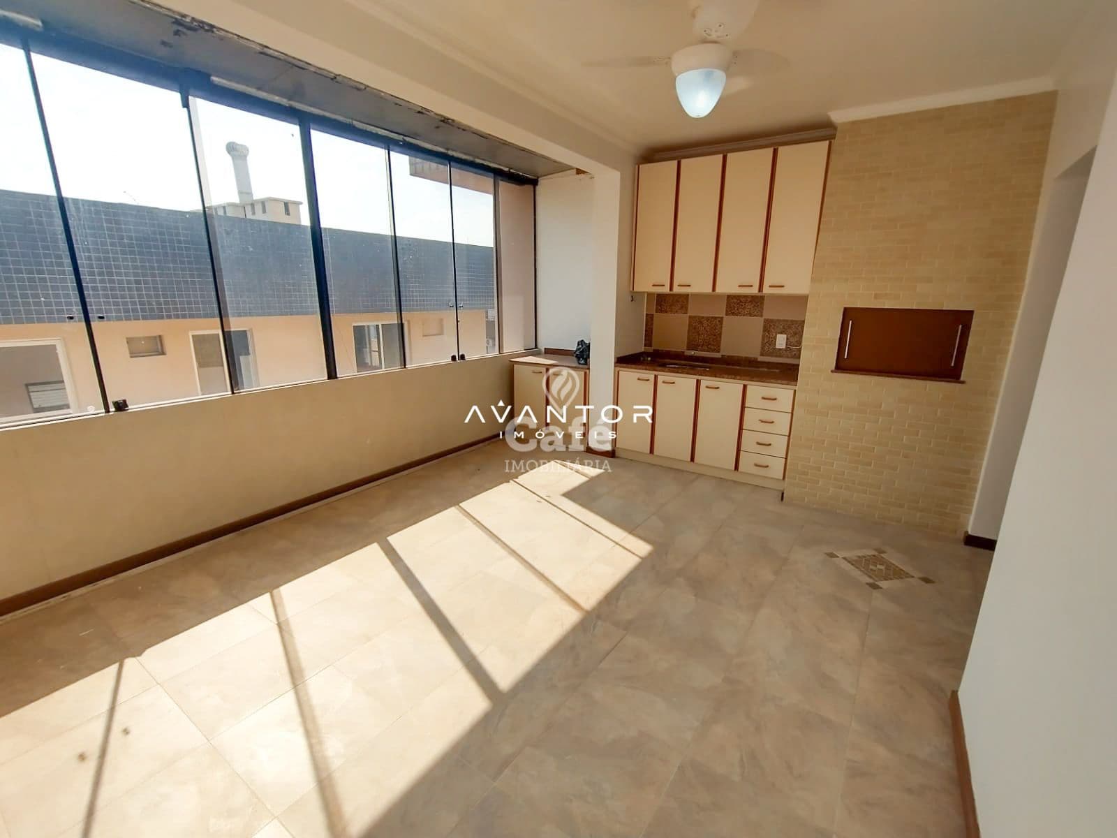 Amplo Duplex com 4 dormitórios, churrasqueira e box de garagem — Cobertura com 4 quartos à venda em Menino Jesus, Santa Maria/RS