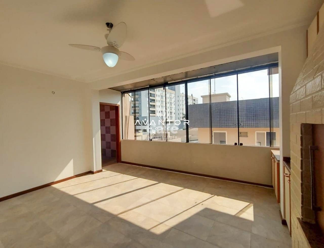 Amplo Duplex com 4 dormitórios, churrasqueira e box de garagem — Cobertura com 4 quartos à venda em Menino Jesus, Santa Maria/RS