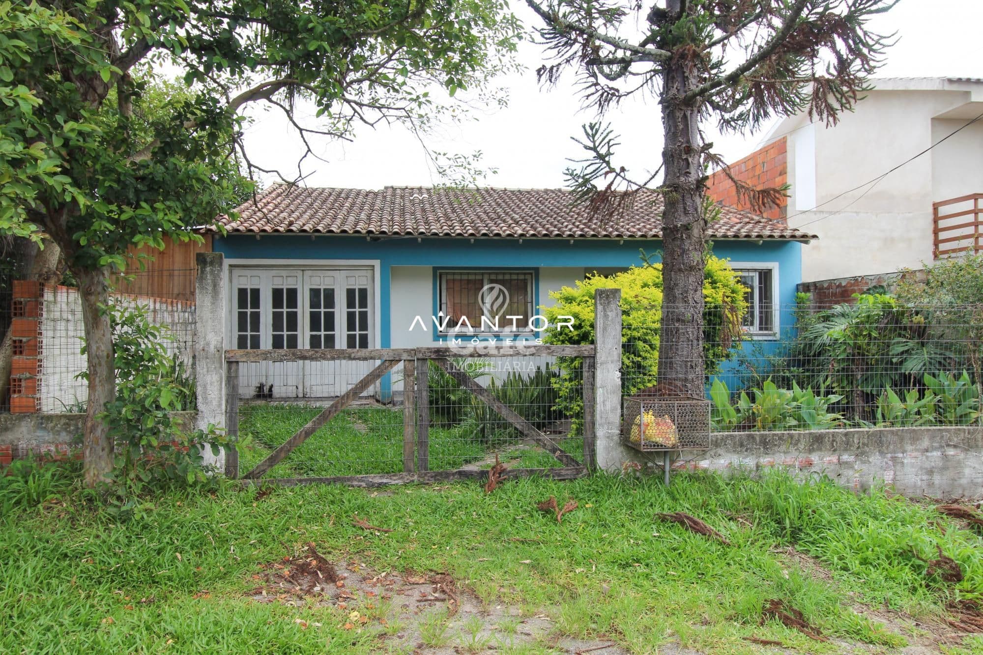 Fachada da casa com pátio — Terreno à venda em Nossa Senhora Medianeira, Santa Maria/RS