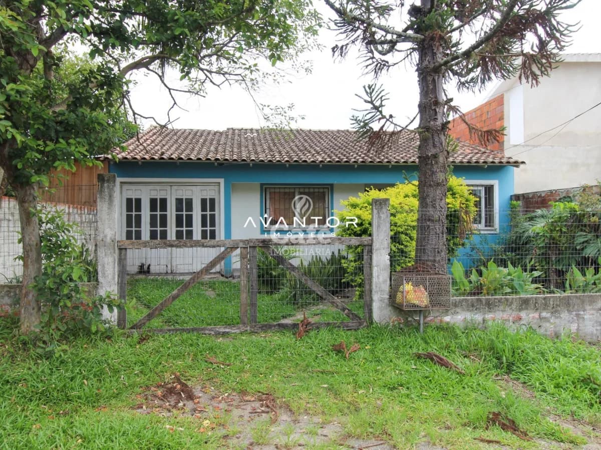 Fachada da casa com pátio — Terreno à venda em Nossa Senhora Medianeira, Santa Maria/RS