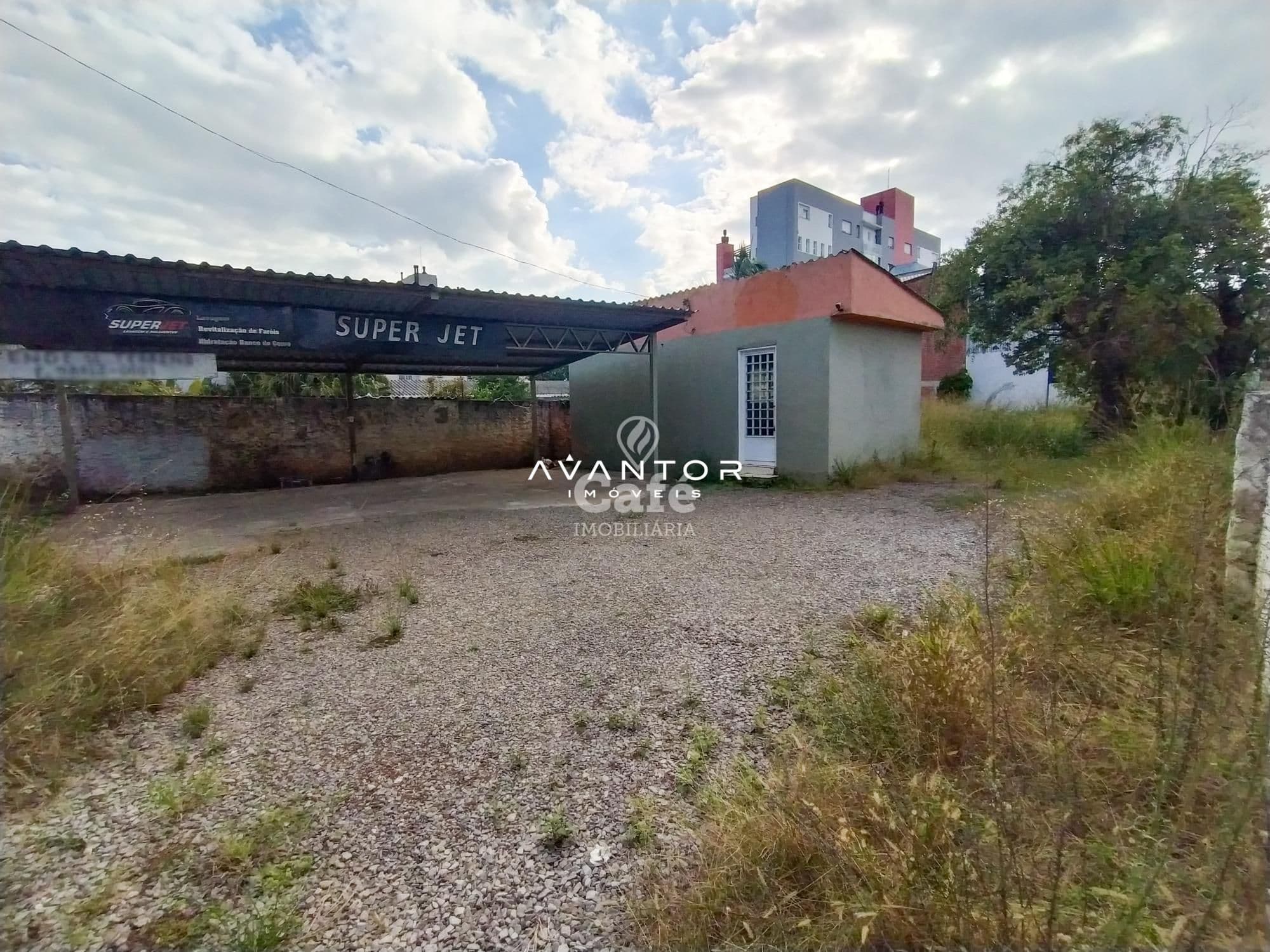 Fachada do terreno com construção — Terreno à venda em Nossa Senhora de Lourdes, Santa Maria/RS