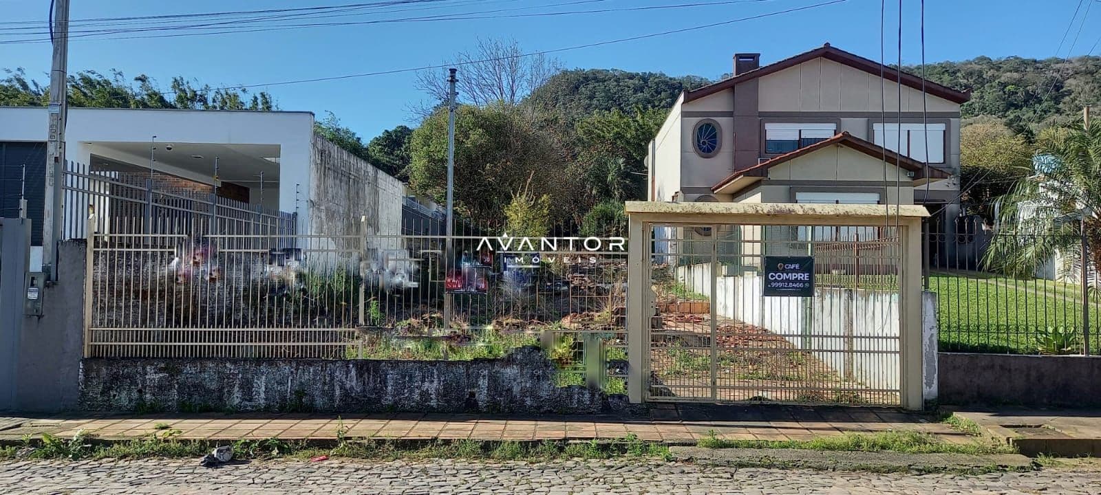 Fachada da casa com portão — Terreno à venda em Itararé, Santa Maria/RS