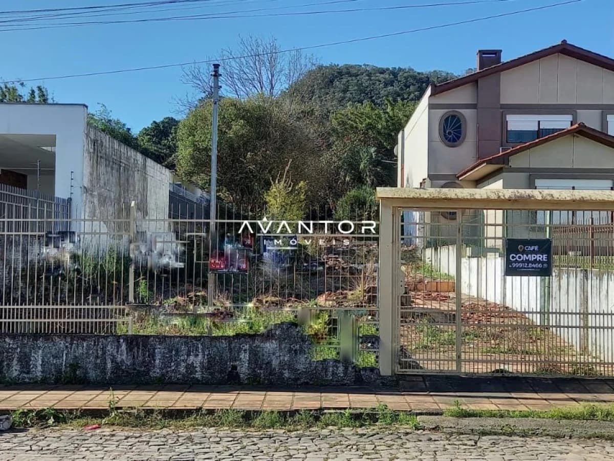 Fachada da casa com portão — Terreno à venda em Itararé, Santa Maria/RS