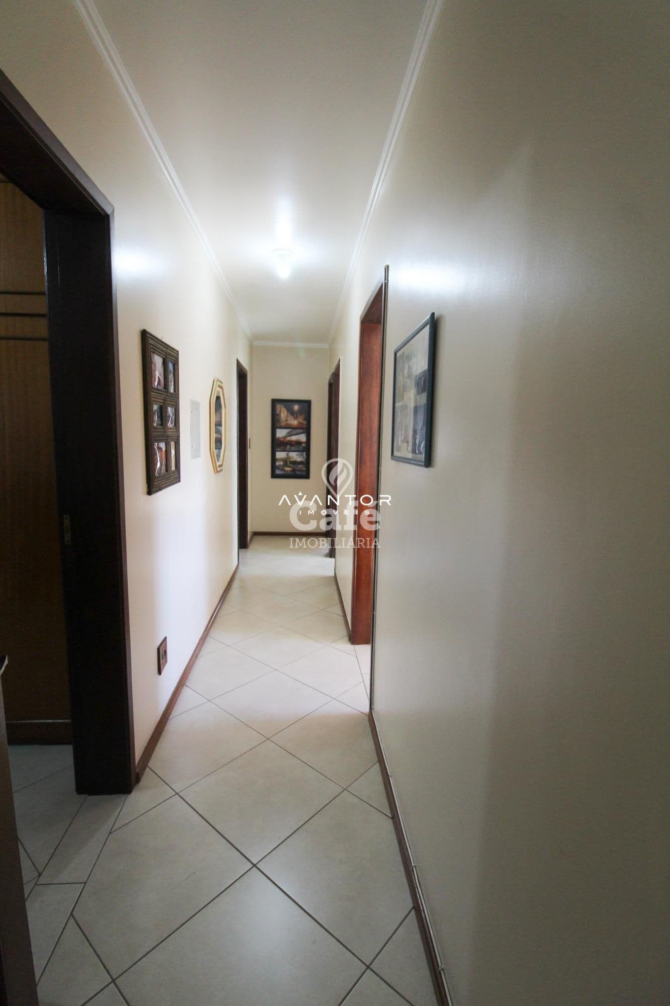Amplo apartamento,com 3 dormitórios,sendo 1 suíte,escritório,sacada e duas vagas de garage — Apartamento com 4 quartos à venda em Nossa Senhora de Fátima, Santa Maria/RS