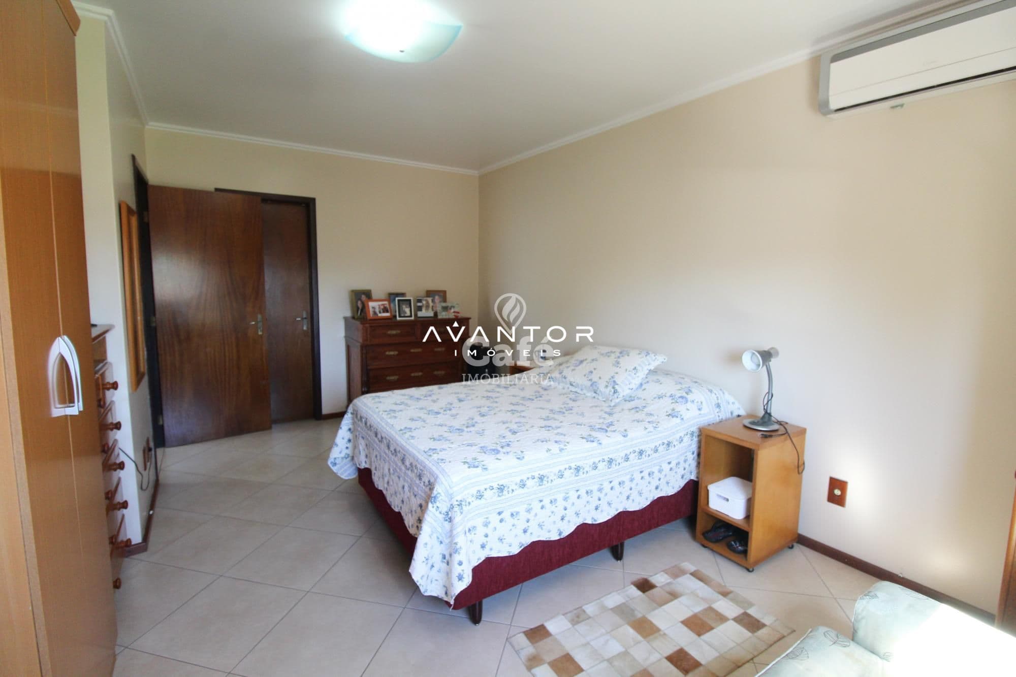 Amplo apartamento,com 3 dormitórios,sendo 1 suíte,escritório,sacada e duas vagas de garage — Apartamento com 4 quartos à venda em Nossa Senhora de Fátima, Santa Maria/RS