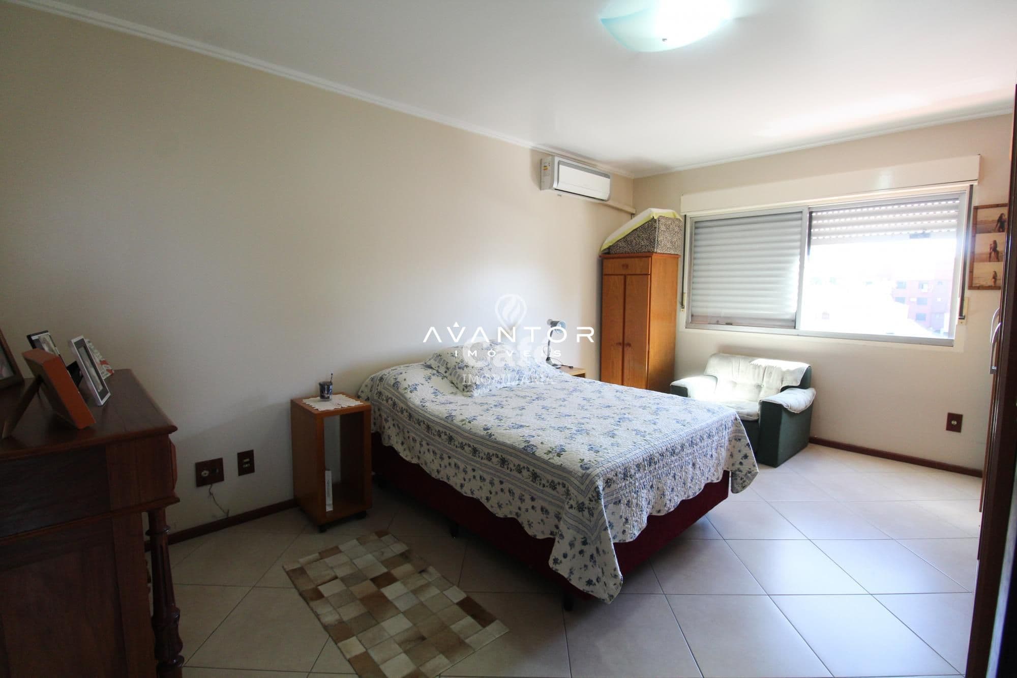 Amplo apartamento,com 3 dormitórios,sendo 1 suíte,escritório,sacada e duas vagas de garage — Apartamento com 4 quartos à venda em Nossa Senhora de Fátima, Santa Maria/RS