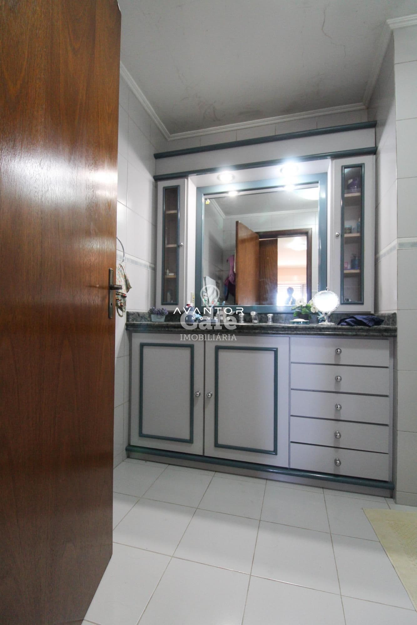 Amplo apartamento,com 3 dormitórios,sendo 1 suíte,escritório,sacada e duas vagas de garage — Apartamento com 4 quartos à venda em Nossa Senhora de Fátima, Santa Maria/RS