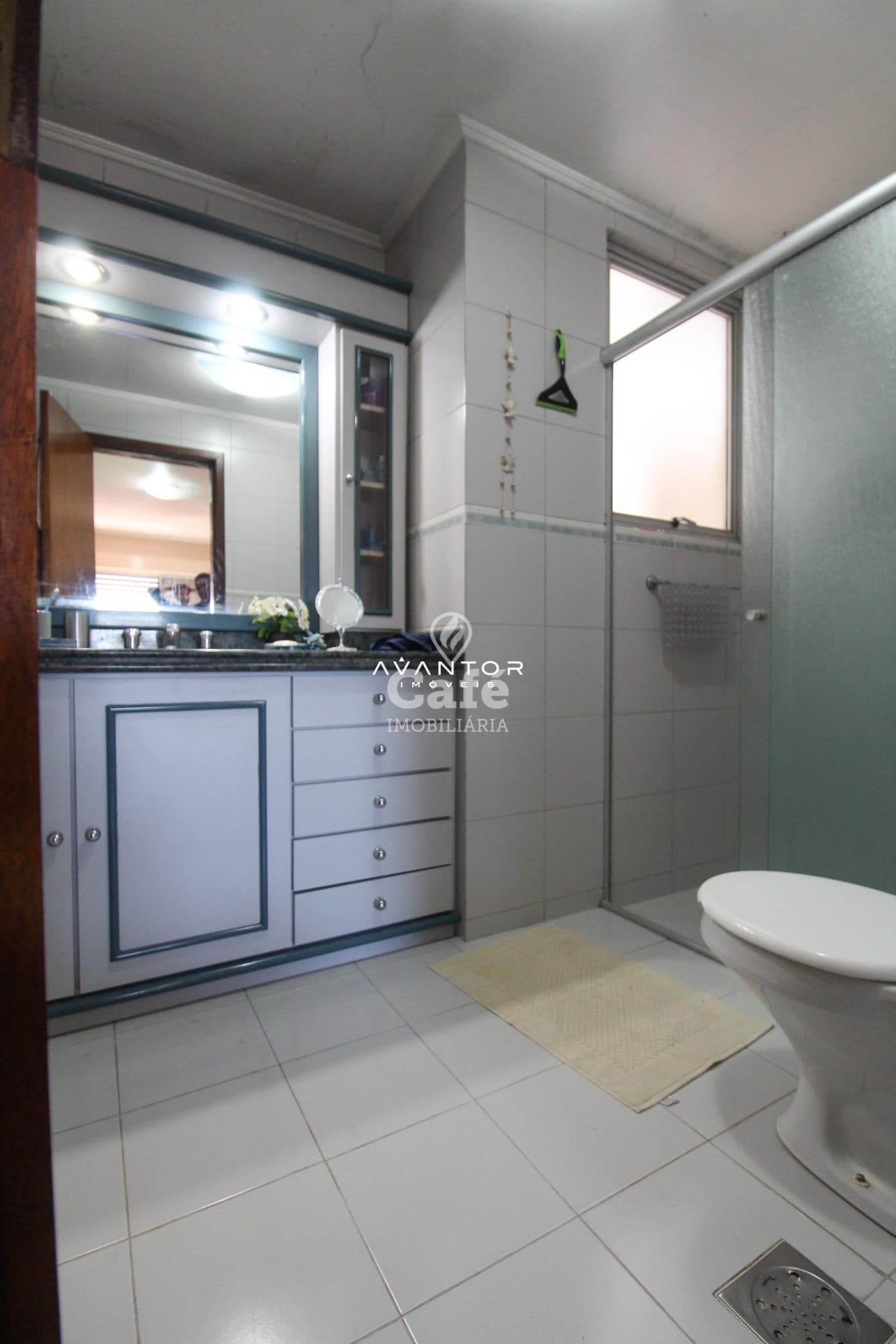 Amplo apartamento,com 3 dormitórios,sendo 1 suíte,escritório,sacada e duas vagas de garage — Apartamento com 4 quartos à venda em Nossa Senhora de Fátima, Santa Maria/RS