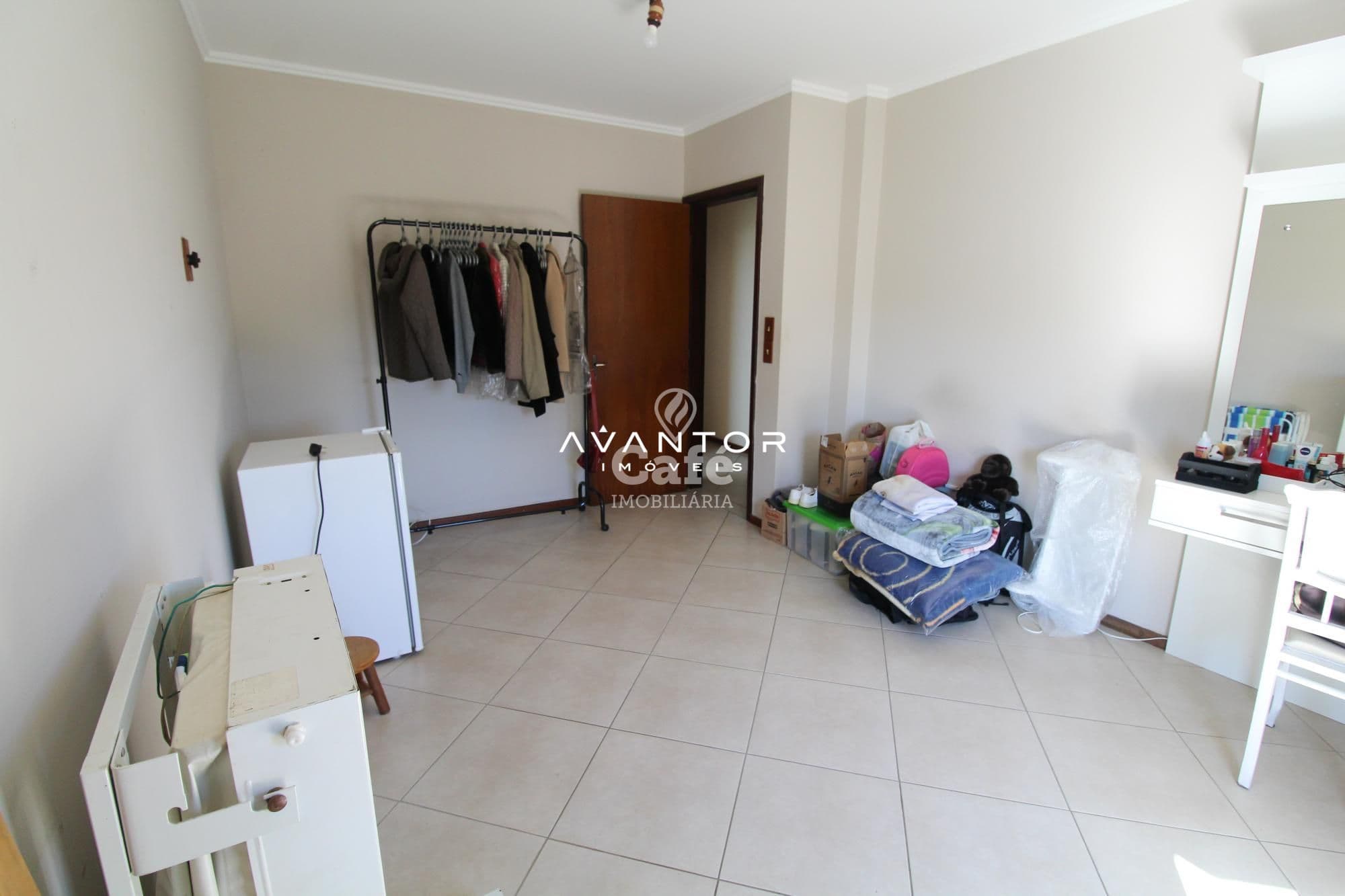 Amplo apartamento,com 3 dormitórios,sendo 1 suíte,escritório,sacada e duas vagas de garage — Apartamento com 4 quartos à venda em Nossa Senhora de Fátima, Santa Maria/RS