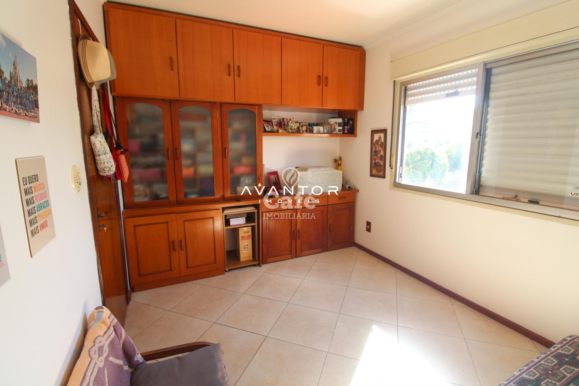 Amplo apartamento,com 3 dormitórios,sendo 1 suíte,escritório,sacada e duas vagas de garage — Apartamento com 4 quartos à venda em Nossa Senhora de Fátima, Santa Maria/RS