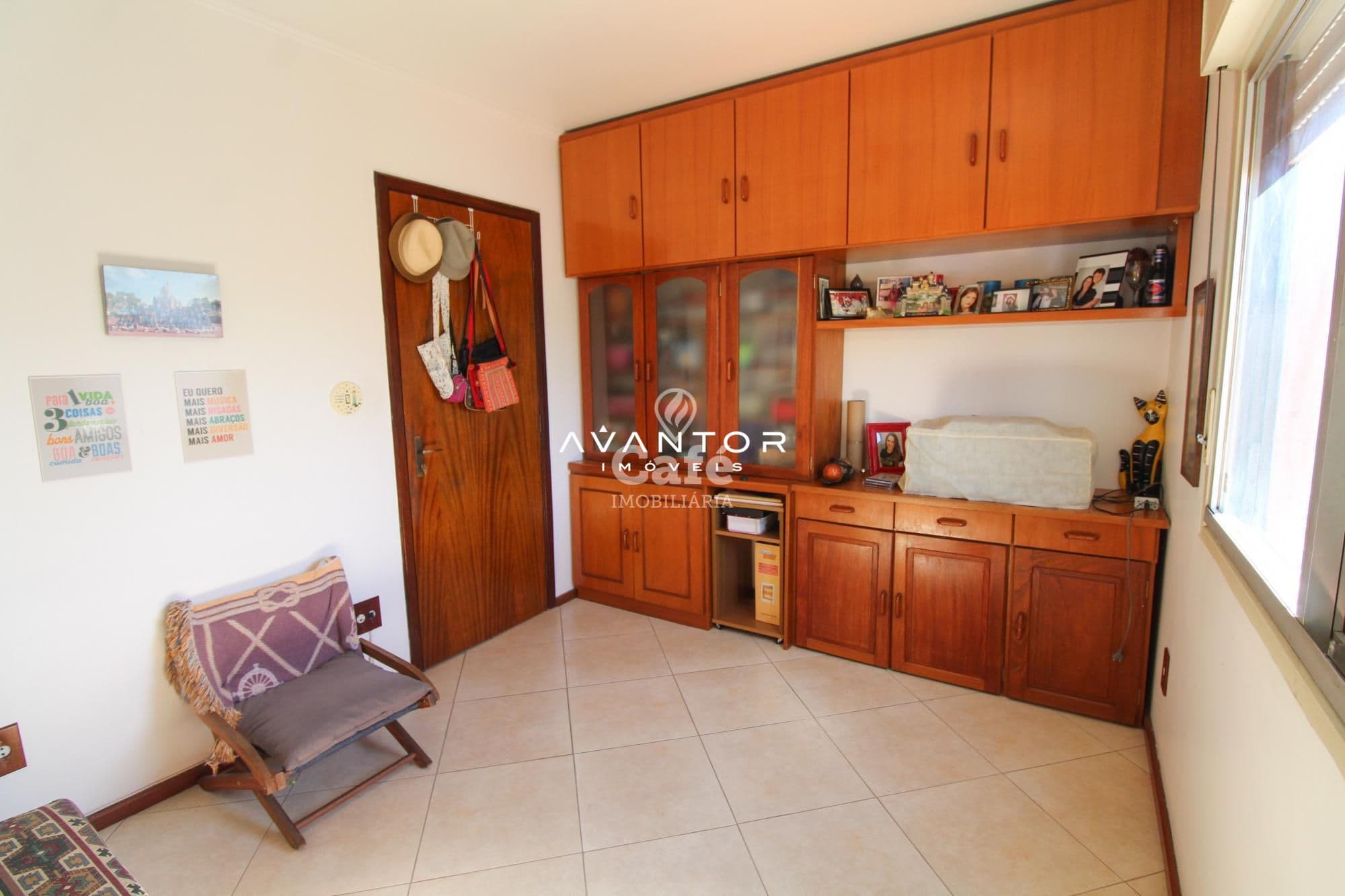 Amplo apartamento,com 3 dormitórios,sendo 1 suíte,escritório,sacada e duas vagas de garage — Apartamento com 4 quartos à venda em Nossa Senhora de Fátima, Santa Maria/RS