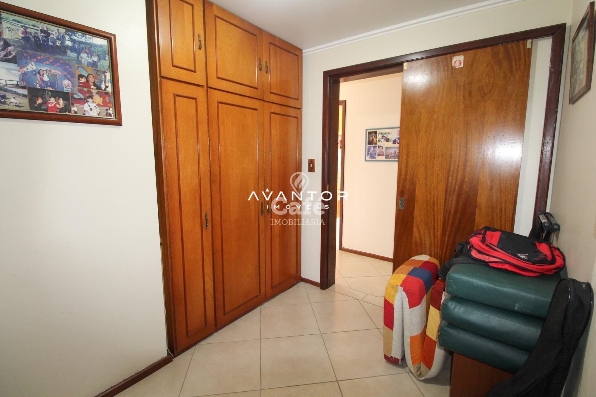 Amplo apartamento,com 3 dormitórios,sendo 1 suíte,escritório,sacada e duas vagas de garage — Apartamento com 4 quartos à venda em Nossa Senhora de Fátima, Santa Maria/RS