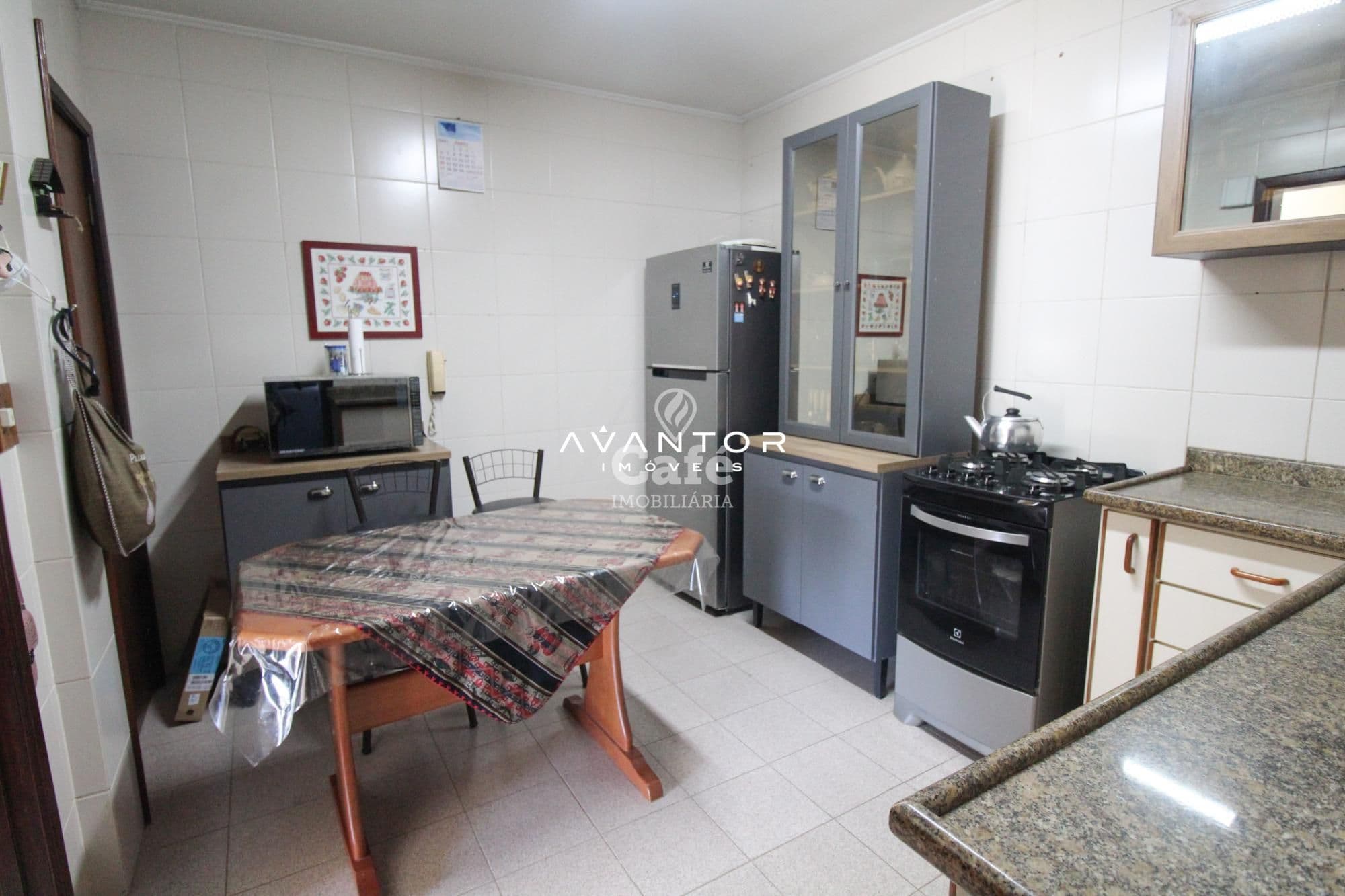 Amplo apartamento,com 3 dormitórios,sendo 1 suíte,escritório,sacada e duas vagas de garage — Apartamento com 4 quartos à venda em Nossa Senhora de Fátima, Santa Maria/RS