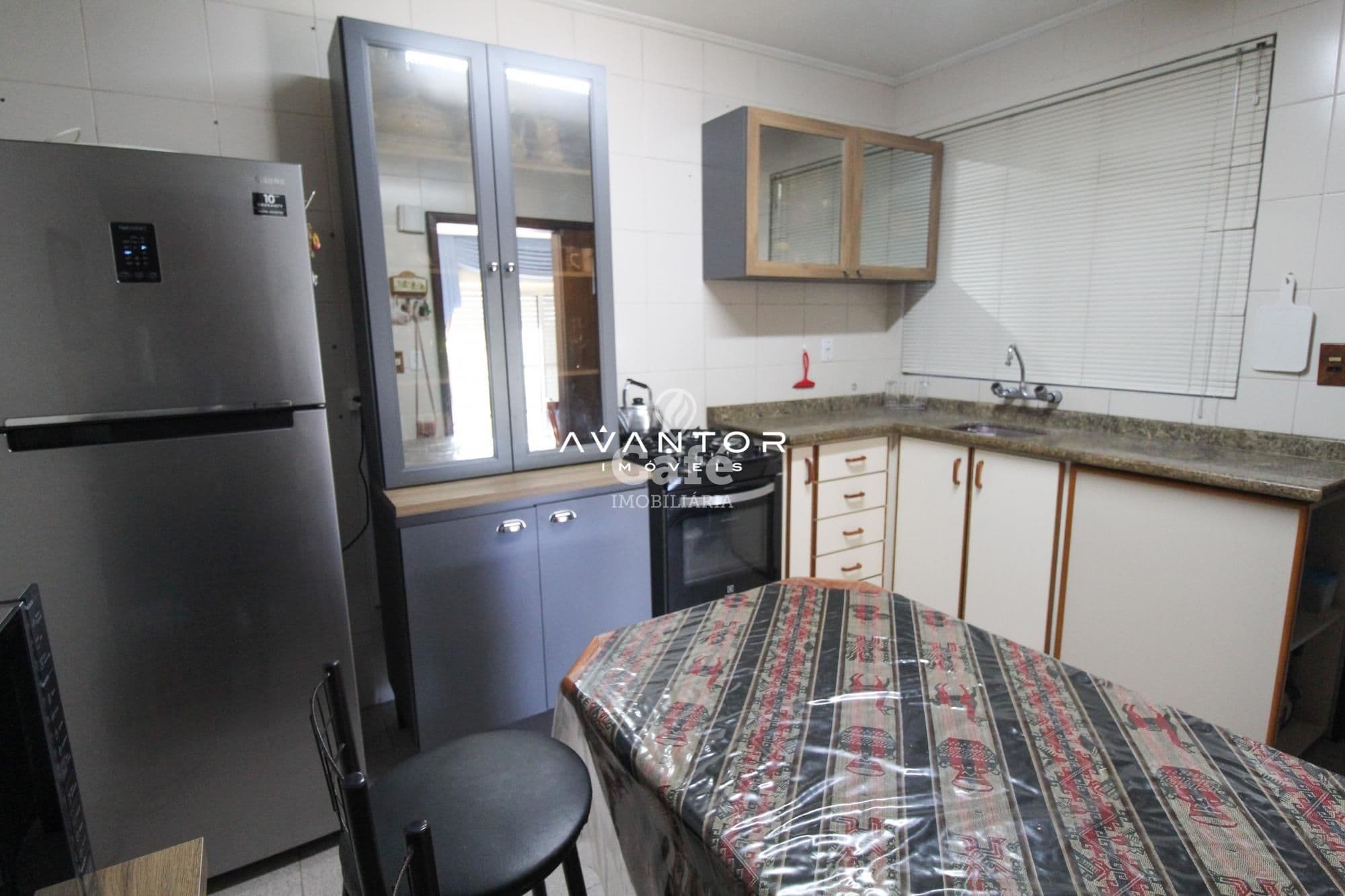 Amplo apartamento,com 3 dormitórios,sendo 1 suíte,escritório,sacada e duas vagas de garage — Apartamento com 4 quartos à venda em Nossa Senhora de Fátima, Santa Maria/RS